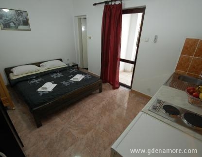 Стаи и апартаменти Rabbit - Будва, , частни квартири в града Budva, Черна Гора