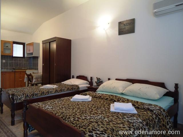 Apartman br.2 u Sobe i apartmani Rabbit - Budva, privatni smeštaj u mestu Budva, Crna Gora